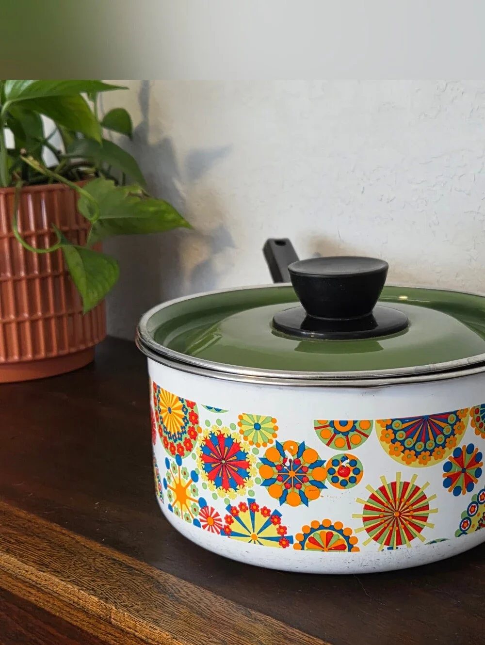 HTF  1970s Flower Power Medallion Enamelware 2 Qt Saucepan With Lid Vintage